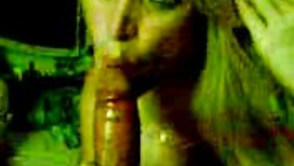 சுருள் இஞ்சி கௌகேர்ள் ஆட்ரி ஹாலண்டர், கறுப்பின தோழனால் கொடூரமாக நாய்க்குட்டி