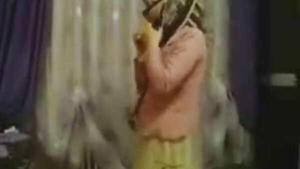 நிஜ இந்திய இல்லத்தரசி தனது அசாத்திய புண்டையை பின்னாலிருந்து தாக்குகிறார்